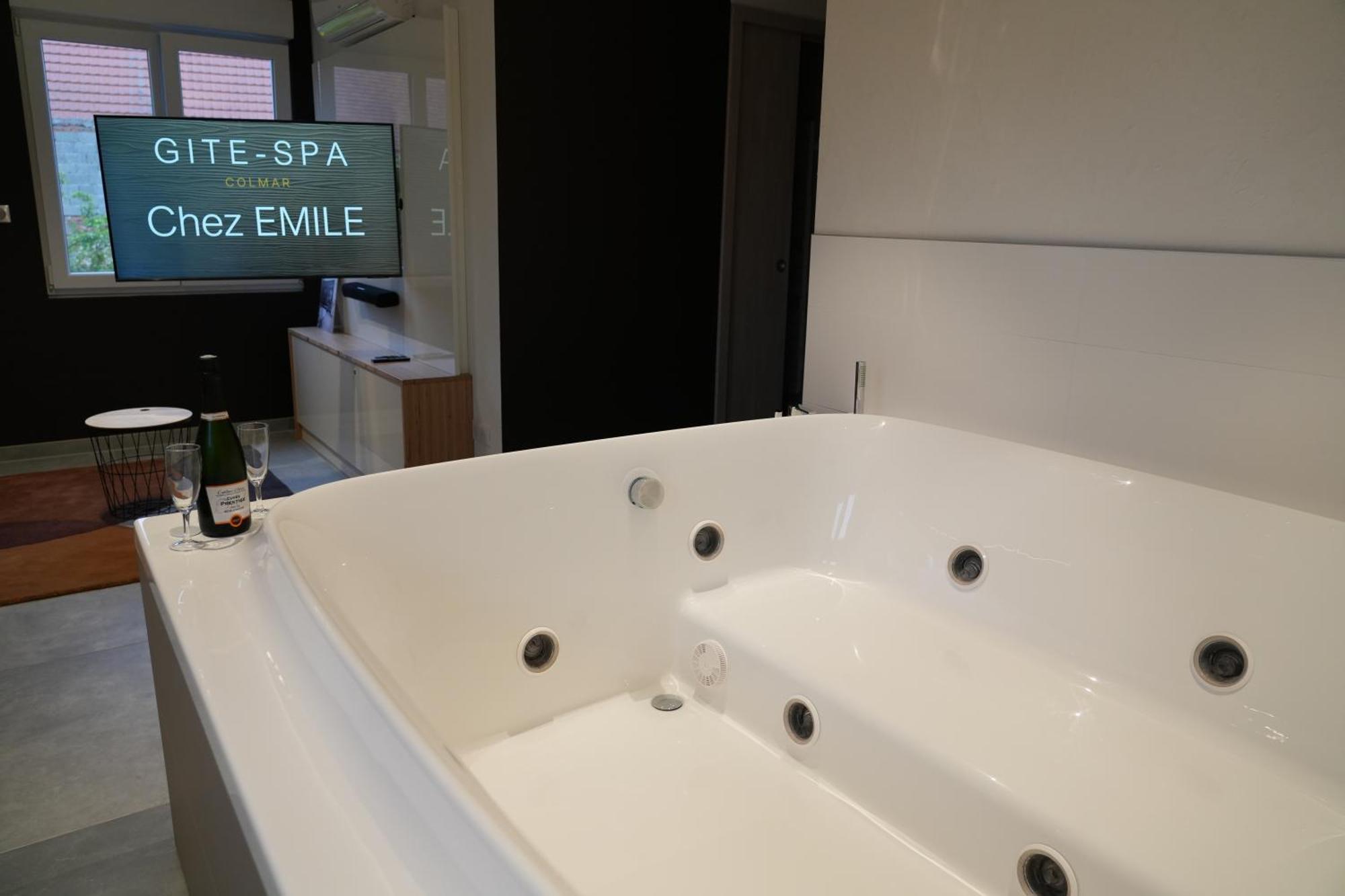 Sainte-Croix-en-Plaine Gite Spa L'Atelier Emile - Spa Privatif - 5 Min Colmar מראה חיצוני תמונה