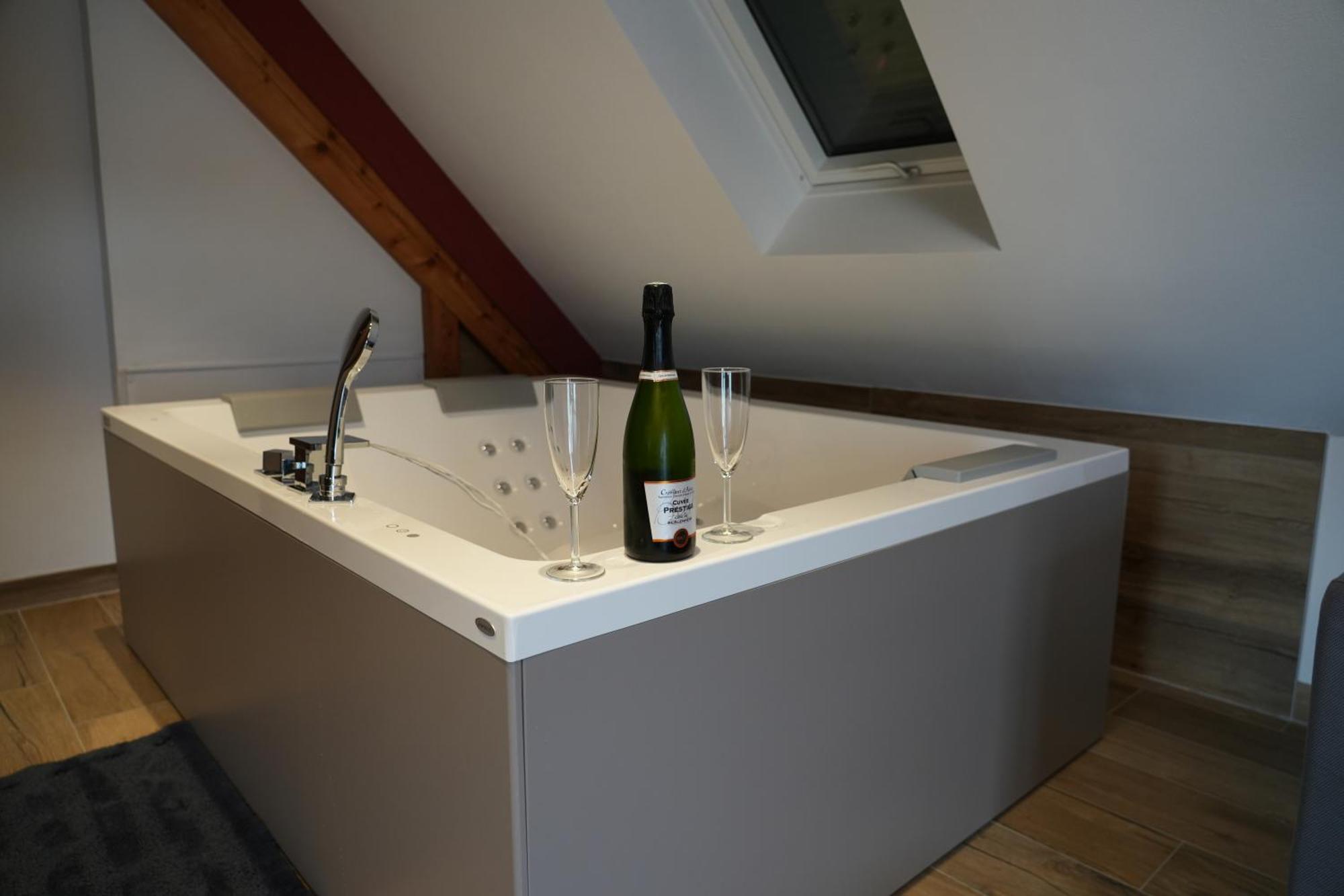 Sainte-Croix-en-Plaine Gite Spa L'Atelier Emile - Spa Privatif - 5 Min Colmar מראה חיצוני תמונה